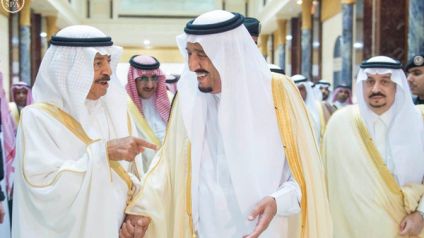 بالصور.. خادم الحرمين يلتقي الأمير خليفة في الرياض